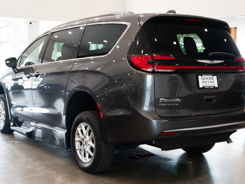 Used 2021 Chrysler Pacifica Touring-L FWD image 6