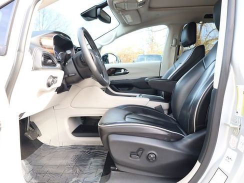 Used 2024 Chrysler Pacifica Limited image 11