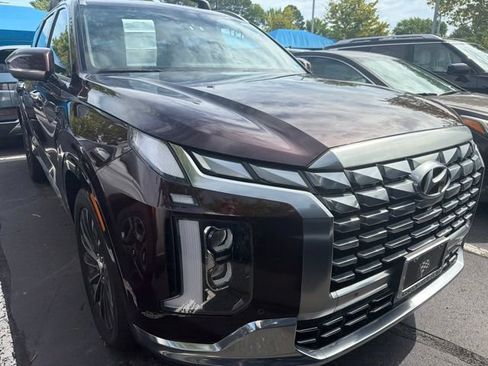 Used 2023 Hyundai Palisade Calligraphy FWD image 2