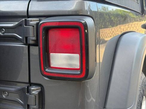 Used 2018 Jeep Wrangler Sport AWD/4WD image 13