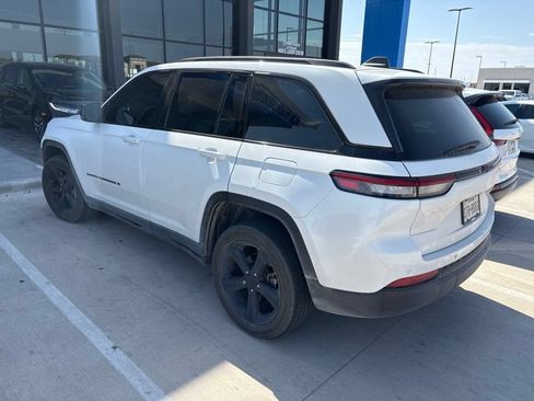 Used 2023 Jeep Grand Cherokee Altitude RWD image 2