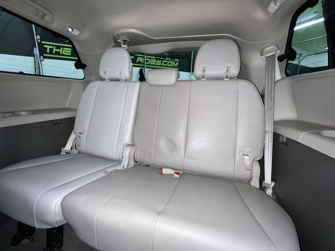 Used 2020 Toyota Sienna XLE w/ XLE Navigation Package FWD image 27