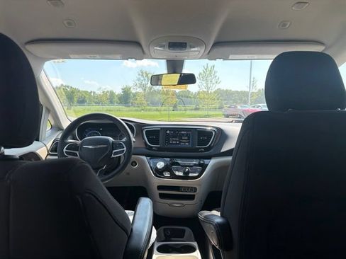 Used 2022 Chrysler Voyager LX FWD image 20