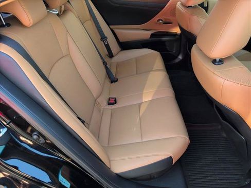 Used 2025 Lexus ES 300h w/ Premium Package FWD image 21