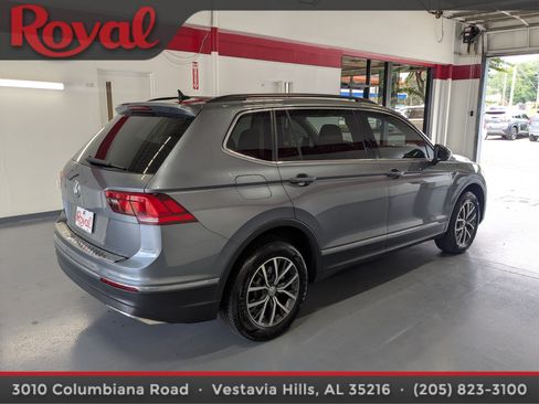 Used 2020 Volkswagen Tiguan SE w/ Panoramic Sunroof Package FWD image 4