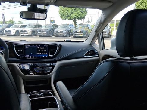 Used 2022 Chrysler Pacifica Limited AWD/4WD image 27