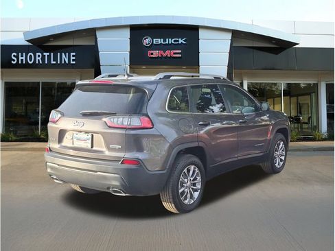 Used 2019 Jeep Cherokee Latitude Plus w/ Cold Weather Group AWD/4WD image 3