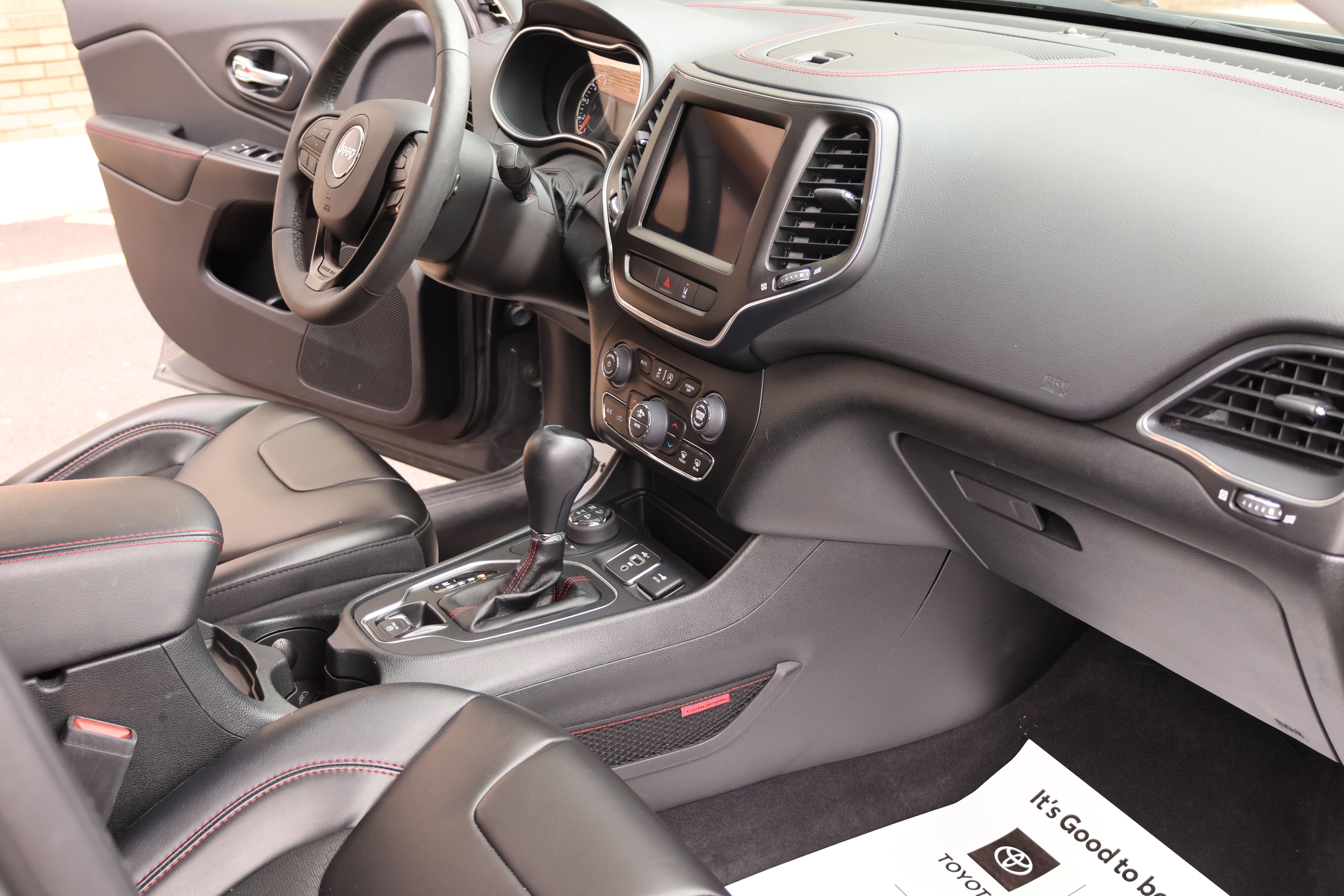 Used 2022 Jeep Cherokee Trailhawk AWD/4WD image 32
