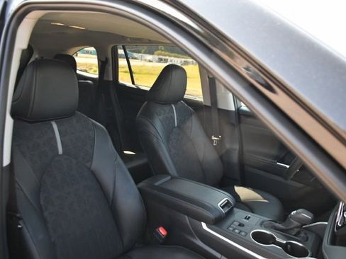 Used 2025 Toyota Highlander XLE image 30