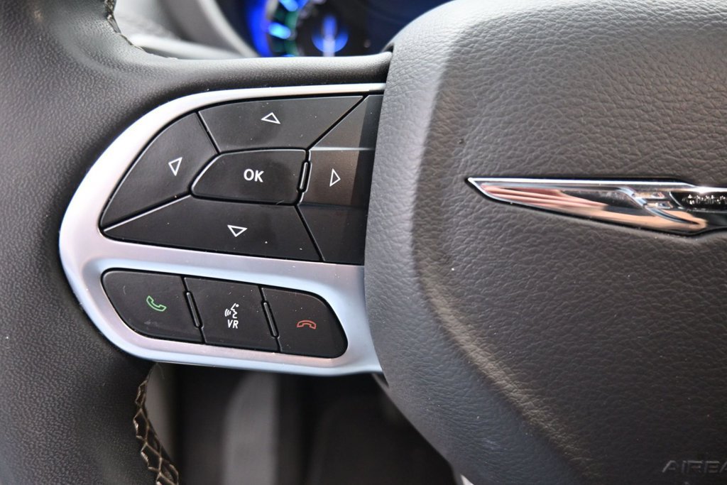 Used 2023 Chrysler Pacifica Touring-L FWD image 17