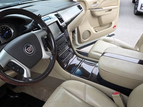 Used 2010 Cadillac Escalade ESV Luxury AWD/4WD image 30