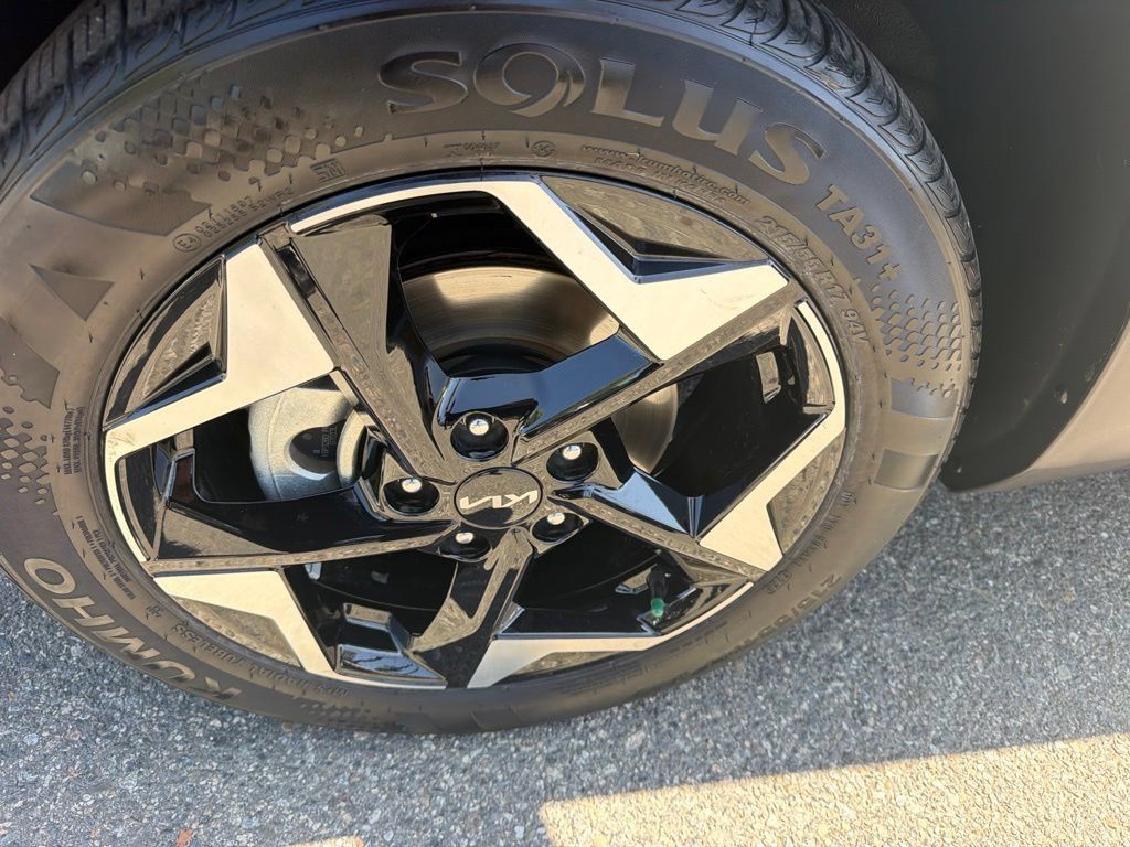 Certified 2024 Kia Seltos EX FWD image 2