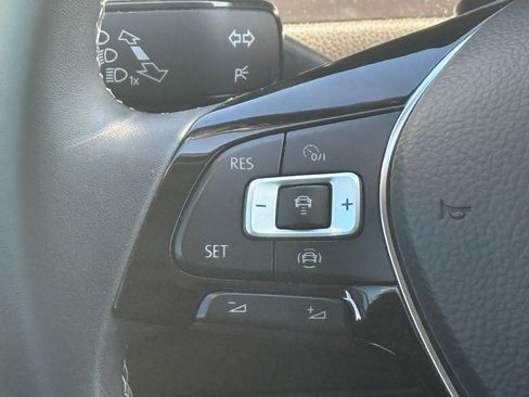 Used 2021 Volkswagen Tiguan SE image 14