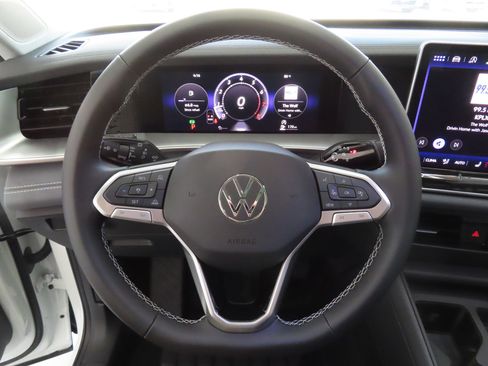 Used 2026 Volkswagen Tiguan SE FWD image 15
