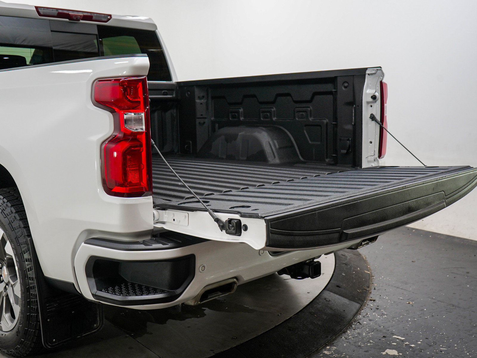 Used 2024 Chevrolet Silverado 1500 High Country w/ Technology Package AWD/4WD image 9