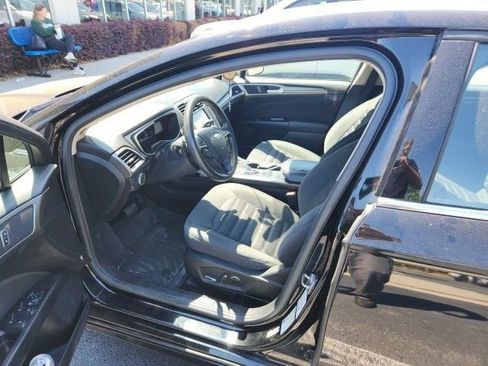 Used 2017 Ford Fusion SE w/ Fusion SE Technology Package FWD image 11