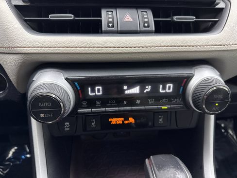Used 2020 Toyota RAV4 Limited FWD image 30
