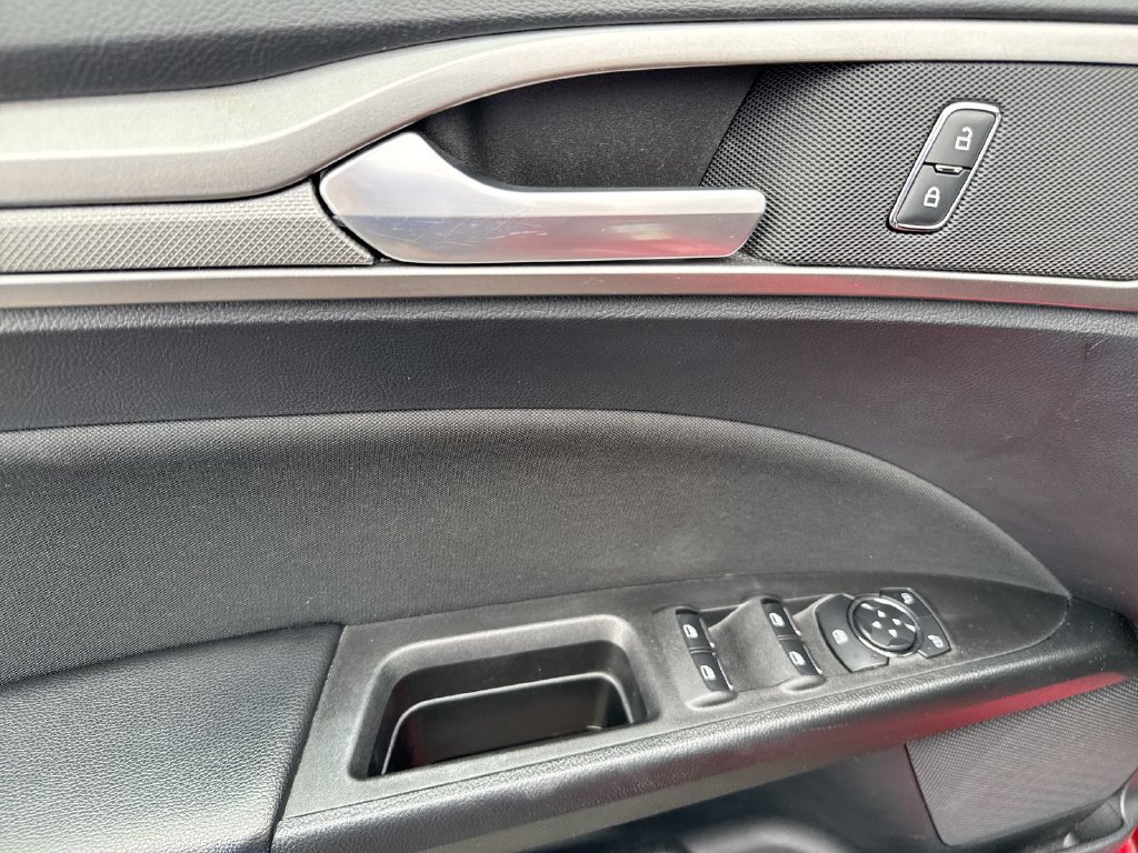 Used 2020 Ford Fusion SE FWD image 22