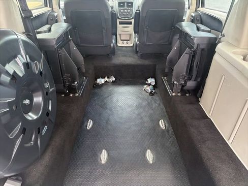 Used 2018 Dodge Grand Caravan SE w/ UConnect Hands-Free Group image 27