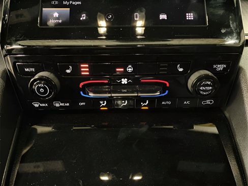 Used 2024 Jeep Grand Cherokee Altitude image 8