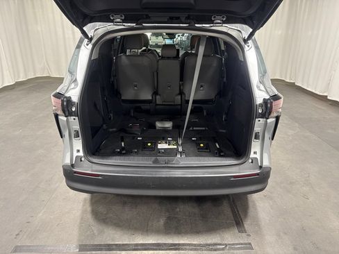 Used 2025 Toyota Sienna XLE FWD image 14