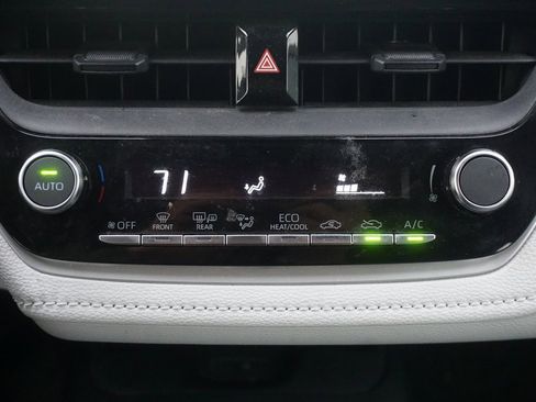 Used 2024 Toyota Corolla SE w/ SE Premium Package image 9