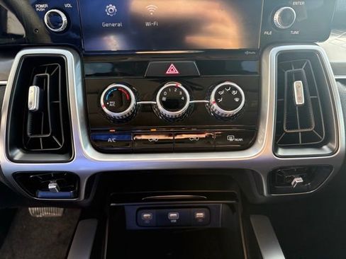 Used 2023 Kia Sorento LX image 18