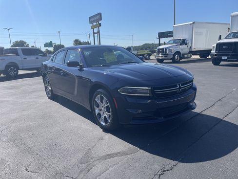 Used 2017 Dodge Charger SE w/ Power Sunroof Group AWD/4WD image 2