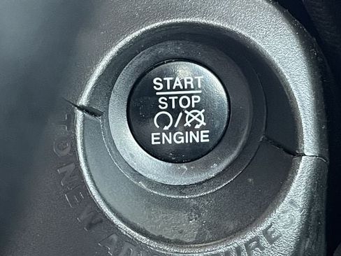 Used 2017 Jeep Renegade Latitude FWD image 15