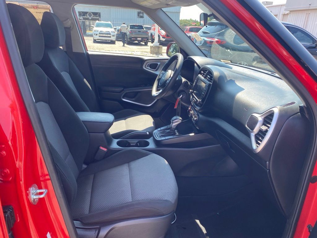 Used 2023 Kia Soul LX w/ LX Technology Package FWD image 17