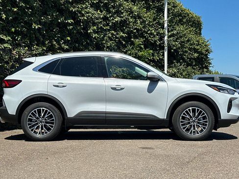 New 2025 Ford Escape SE image 3