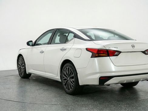 Used 2025 Nissan Altima 2.5 SV FWD image 6