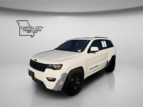 Used 2020 Jeep Grand Cherokee Altitude image 4