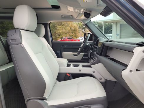 Used 2025 Land Rover Defender 90 S image 32