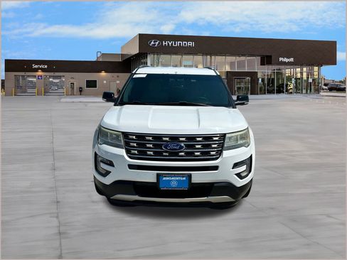 Used 2017 Ford Explorer XLT w/ Equipment Group 201A image 5