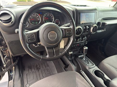 Used 2018 Jeep Wrangler Unlimited Sahara w/ Dual Top Group AWD/4WD image 9