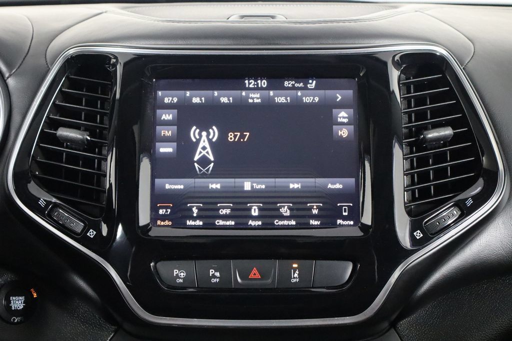 Used 2019 Jeep Cherokee Overland w/ Technology Group AWD/4WD image 28