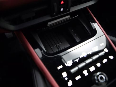 Certified 2025 Porsche Cayenne Coupe image 32