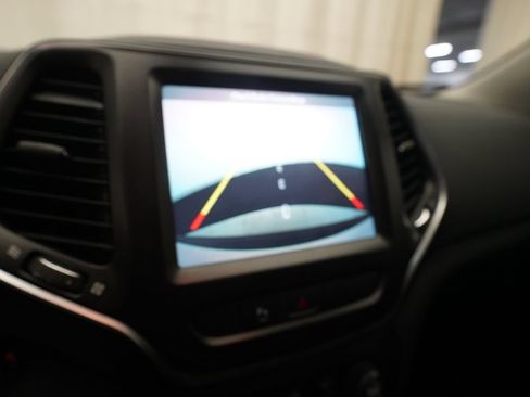 Used 2019 Jeep Cherokee Trailhawk w/ Comfort/Convenience Group AWD/4WD image 20
