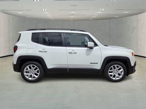 Used 2017 Jeep Renegade Latitude image 2