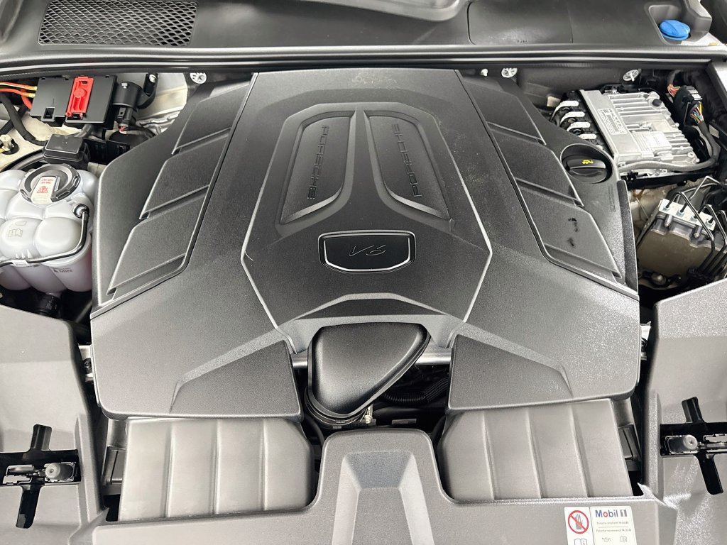 Used 2024 Porsche Cayenne AWD/4WD image 32