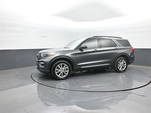 Certified 2020 Ford Explorer XLT w/ Equipment Group 202A AWD/4WD image 4