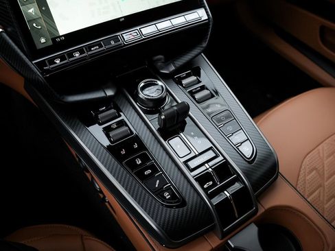 New 2026 Aston Martin Vanquish Convertible RWD image 28