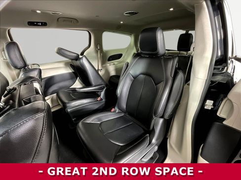 Used 2022 Chrysler Pacifica Touring-L w/ Uconnect Theater Family Group FWD image 22