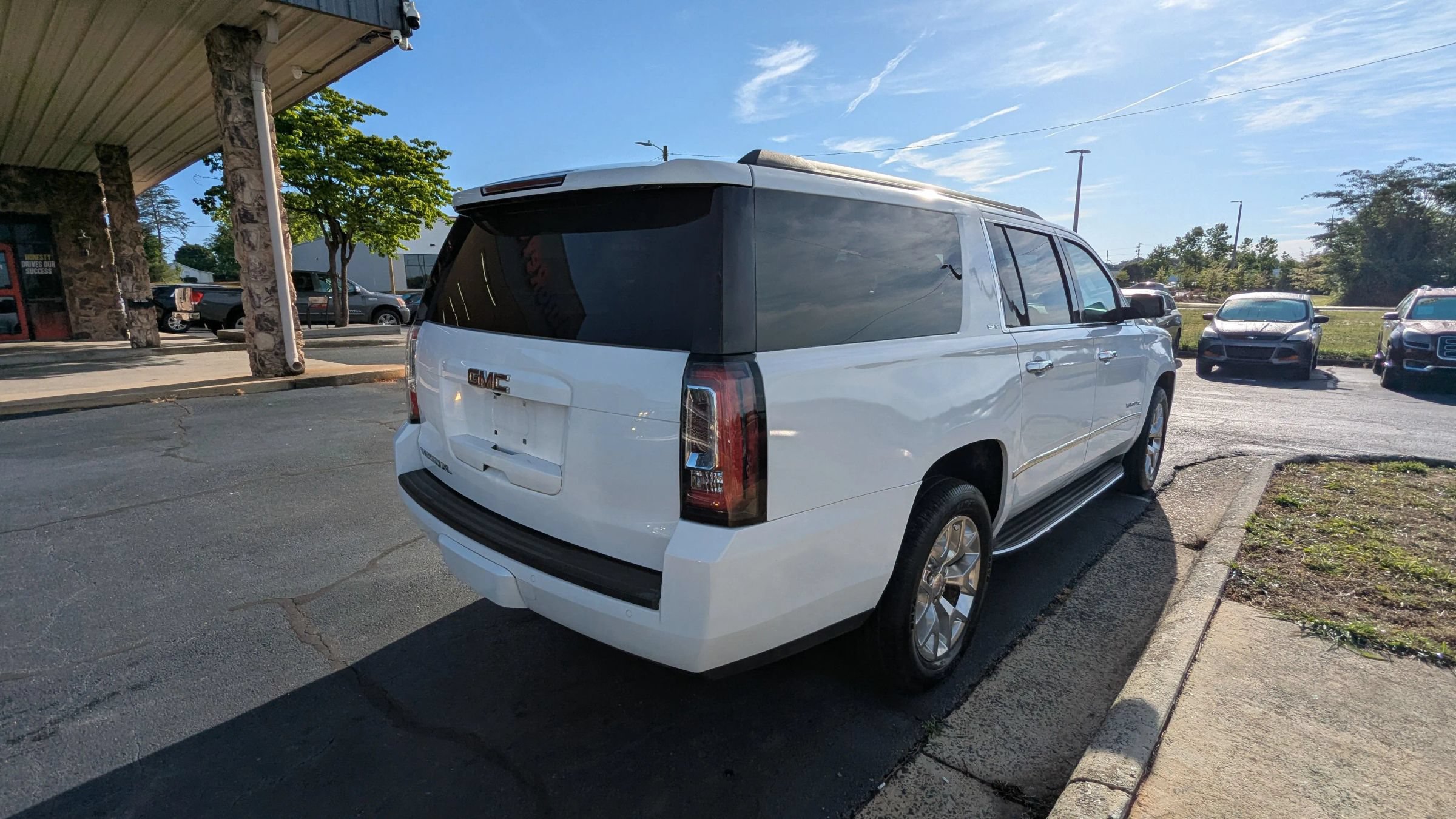 Used 2016 GMC Yukon XL SLT w/ Open Road Package AWD/4WD image 7