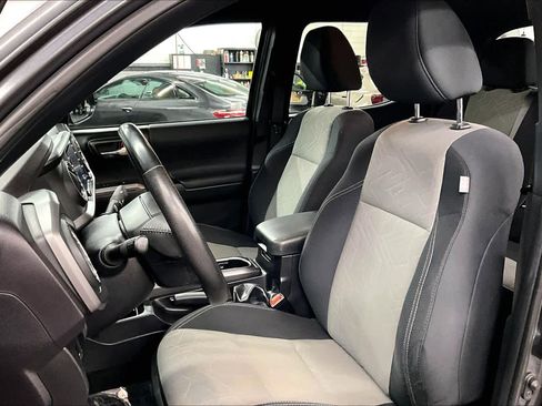 Used 2022 Toyota Tacoma TRD Sport w/ Technology Package image 7