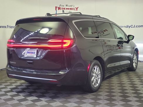 Used 2022 Chrysler Pacifica Touring-L FWD image 3