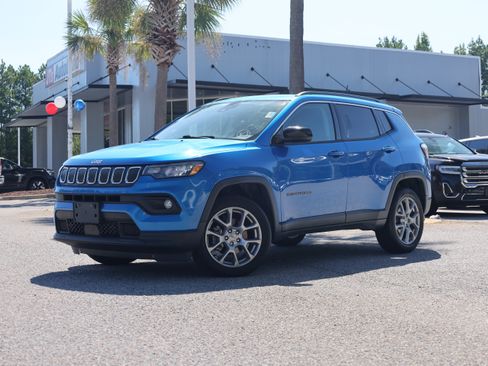 Used 2022 Jeep Compass Latitude w/ Sun and Sound Group AWD/4WD image 1