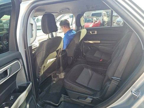 Used 2023 Ford Explorer XLT RWD image 3