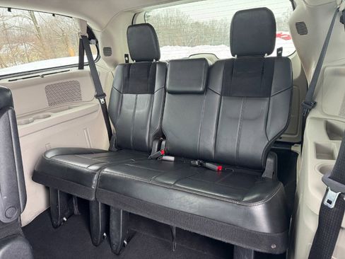 Used 2013 Chrysler Town & Country Limited image 17